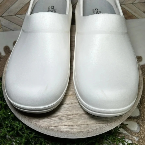 CROCS Dual Comfort Clogs White - Picture 4 of 9